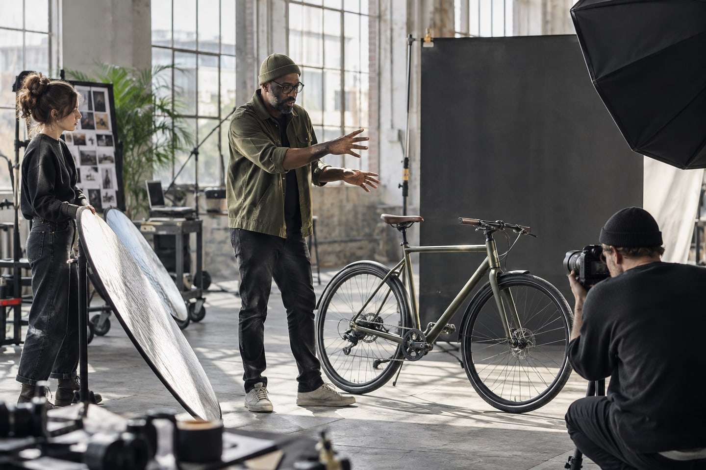 Art Director koordiniert ein Werbeshooting für ein Fahrrad auf einer Produktionsfläche Art Director koordiniert ein Werbeshooting für ein Fahrrad auf einer Produktionsfläche