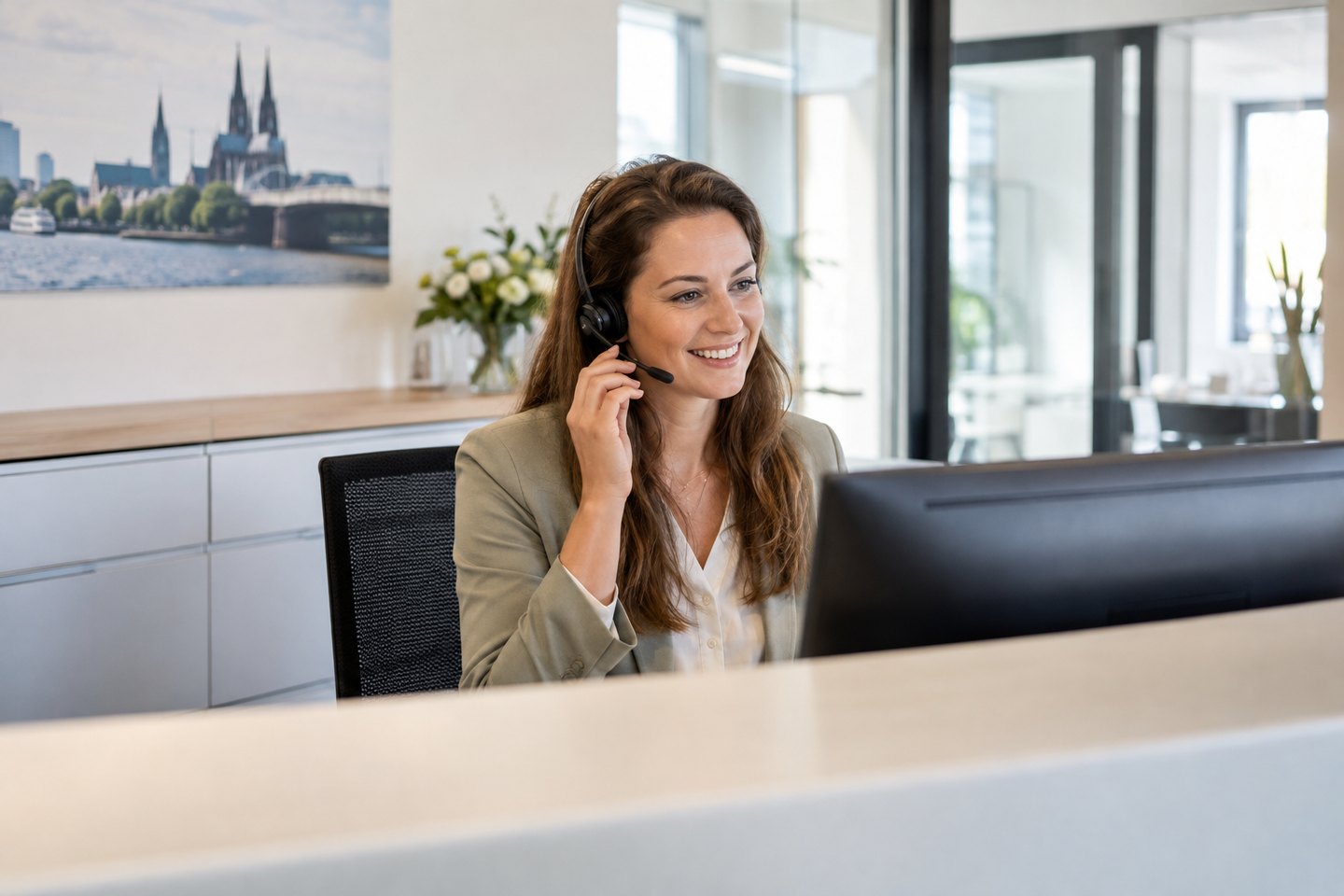 Mitarbeiterin eines Büroservices koordiniert Termine am Empfang Mitarbeiterin eines Büroservices koordiniert Termine am Empfang