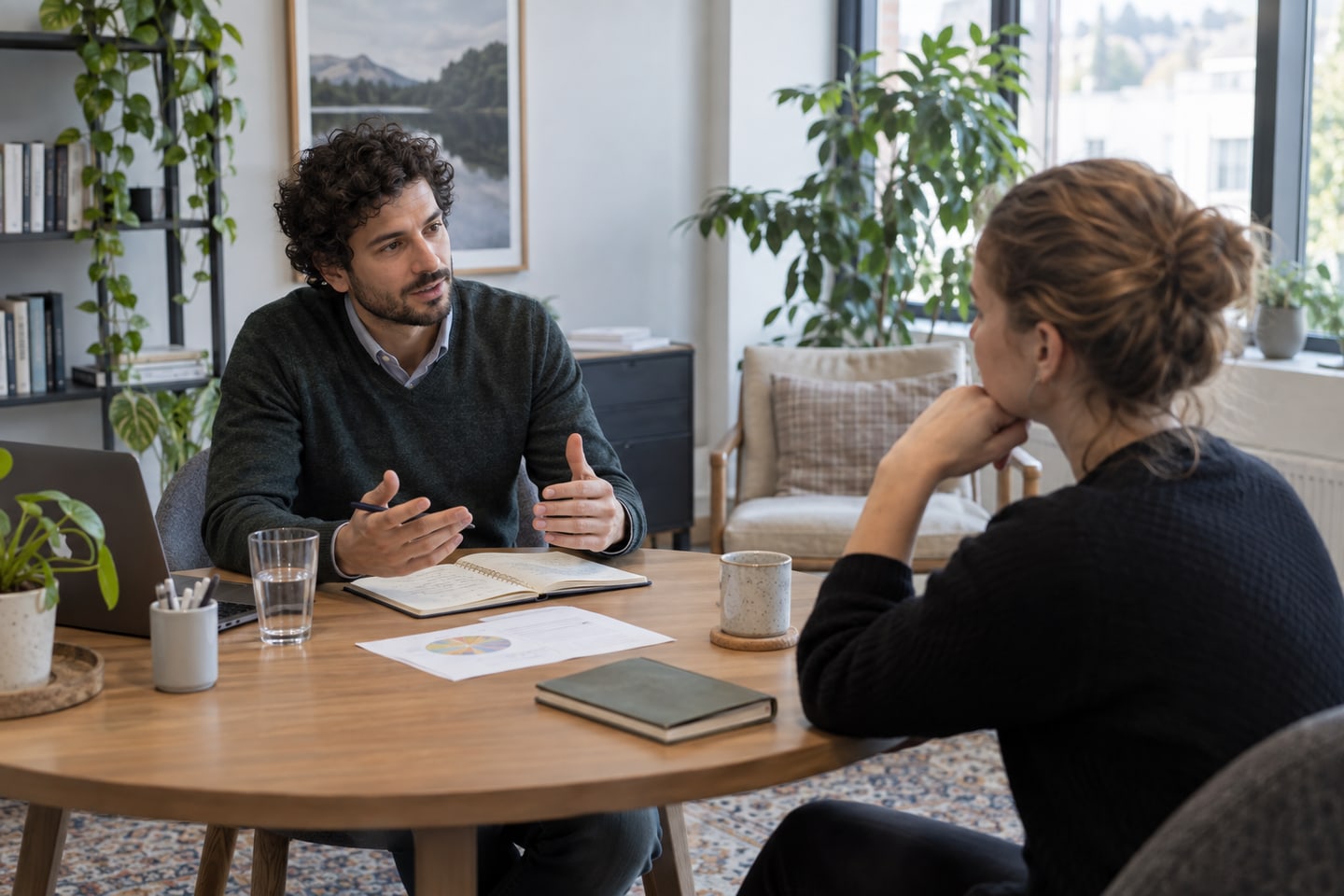 Psychologe bespricht eine berufliche Eignungsdiagnostik mit einer Klientin Psychologe bespricht eine berufliche Eignungsdiagnostik mit einer Klientin