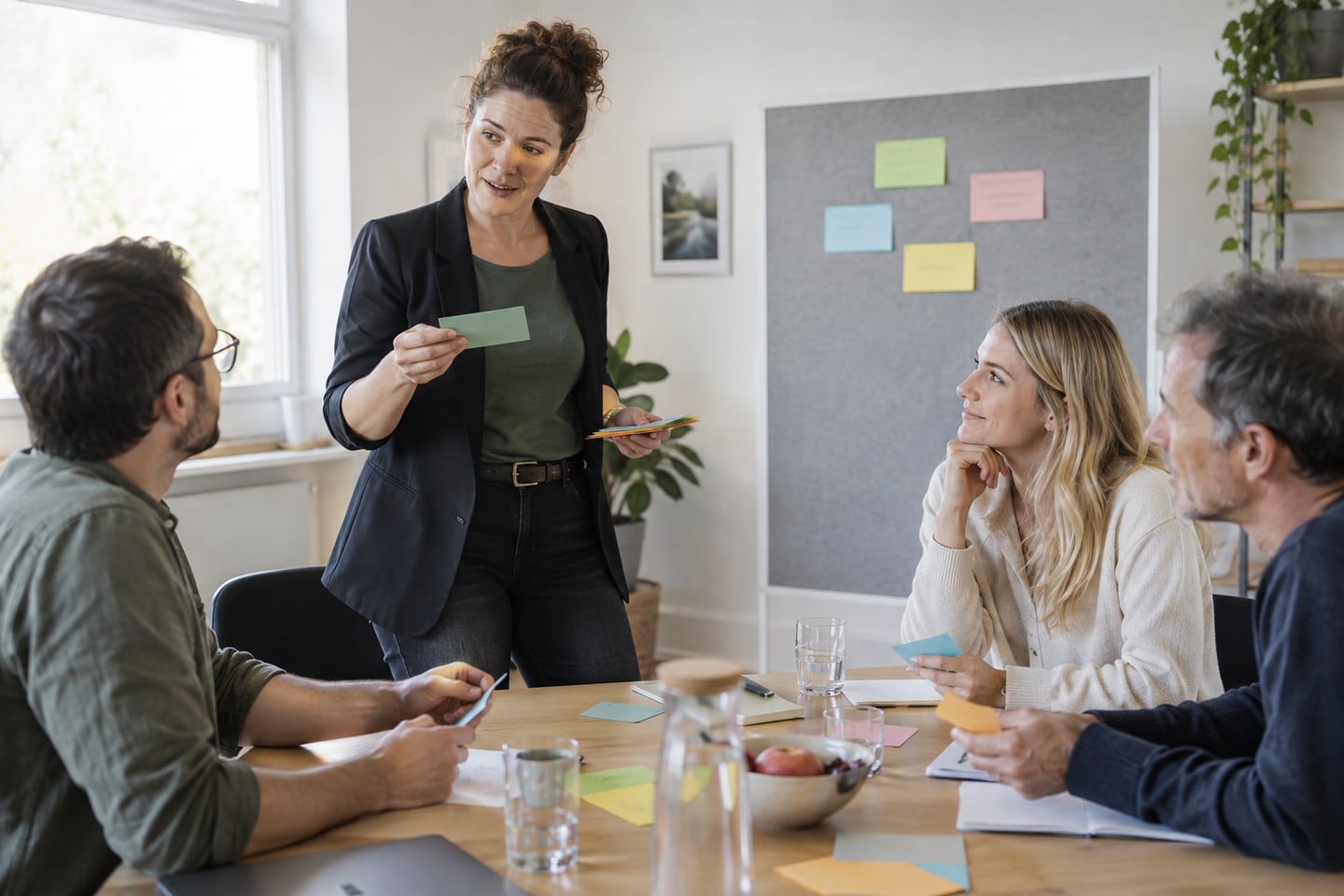 Arbeitspsychologin moderiert einen Workshop mit Beschäftigten Arbeitspsychologin moderiert einen Workshop mit Beschäftigten