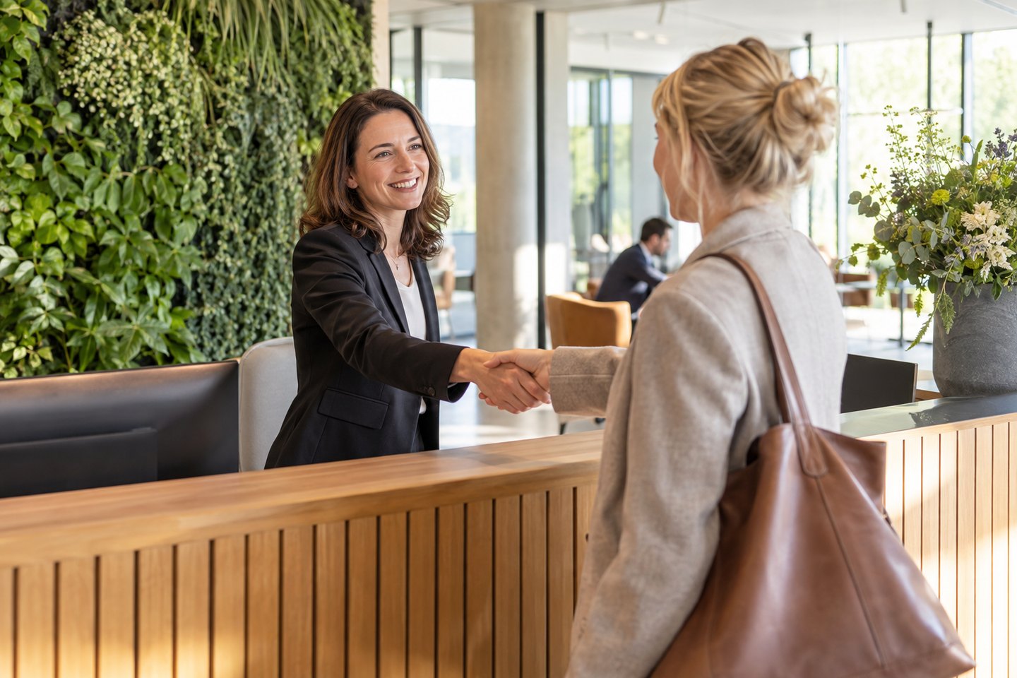 Recruiterin begrüßt eine Bewerberin zum persönlichen Gespräch Recruiterin begrüßt eine Bewerberin zum persönlichen Gespräch