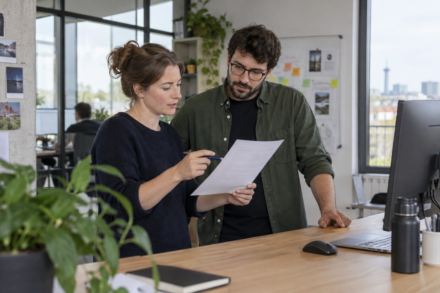 Testmanagerin prüft eine Freigabecheckliste gemeinsam mit einem Entwickler Testmanagerin prüft eine Freigabecheckliste gemeinsam mit einem Entwickler